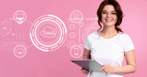 Moça jovem de óculos e camiseta branca segurando um tablet com as duas mãos de costas para um painel rosa como imagens gráficas de uma automação de marketing.